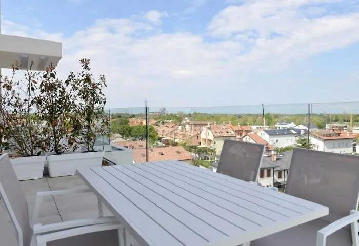 Attico 6 Posti Letto Zona Piazza Aurora 280m Dal Mare Διαμέρισμα