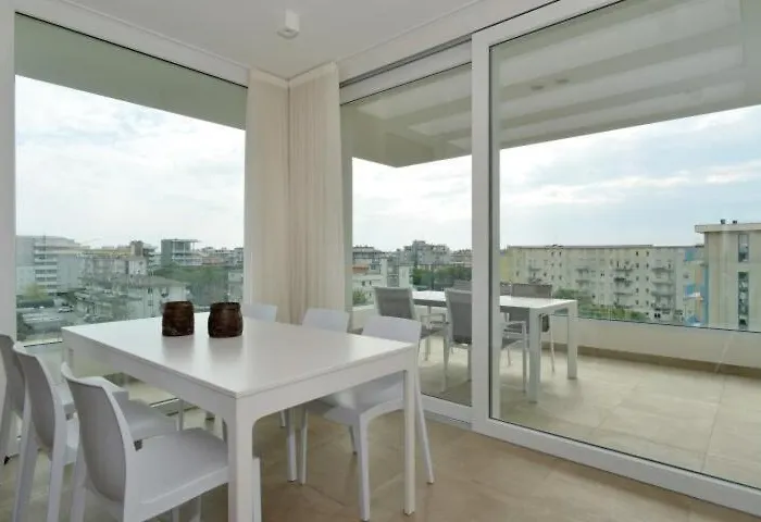 Attico 6 Posti Letto Zona Piazza Aurora 280m Dal Mare Διαμέρισμα