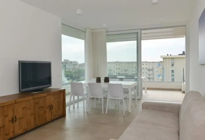 Attico 6 Posti Letto Zona Piazza Aurora 280m Dal Mare Διαμέρισμα *