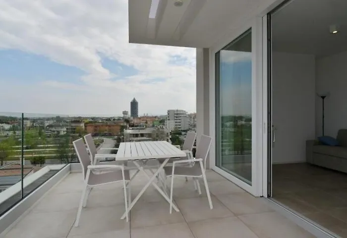 Attico 6 Posti Letto Zona Piazza Aurora 280m Dal Mare Διαμέρισμα Τζεσόλο Λίντο